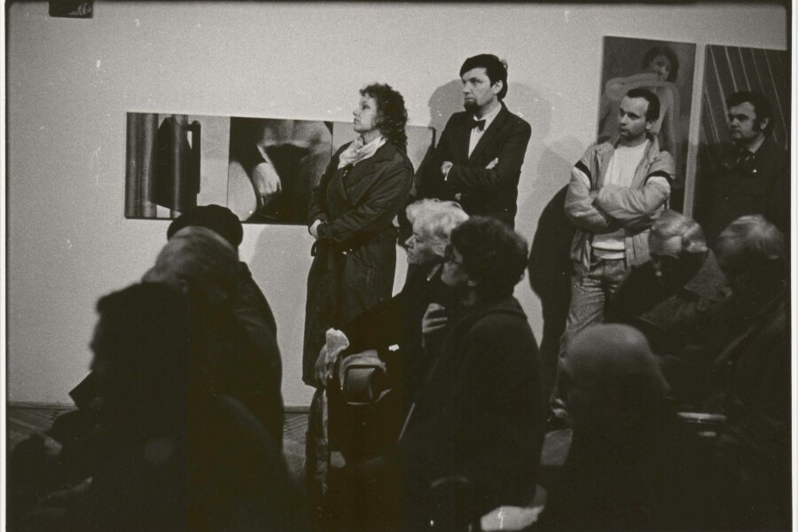 uprostřed stojí Jiří Hynek Kocman, vpravo dole sedí Miroslav Štolfa a Josef Chloupek